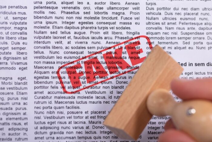 ¿Cuál es la responsabilidad de un traductor jurado ante un documento falso?